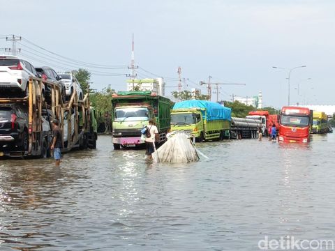 Kondisi banjir di Kelurahan Kaligawe, Kecamatan Gayamsari, Kota Semarang, Jumat (15/3/2024) siang-sore.