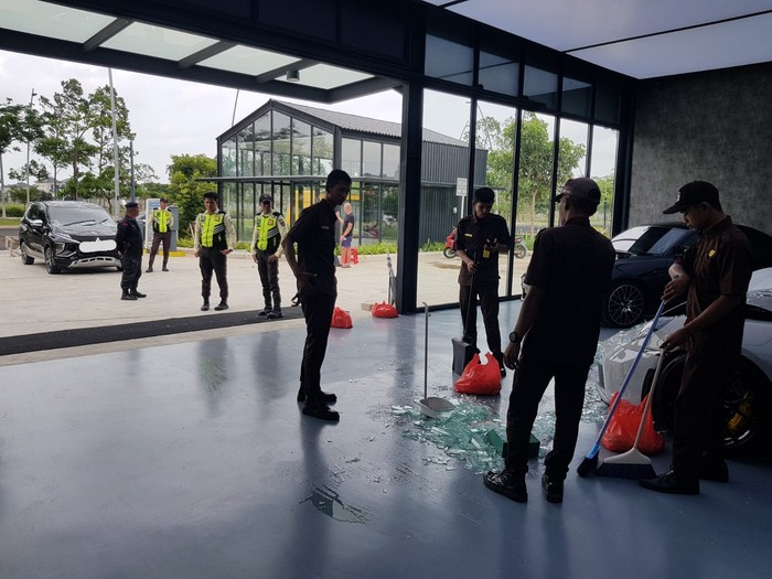 Kondisi TKP usai kecelakaan Xpander tabrak Porsche di showroom Ivans Motor (dok Polres Metro Tangerang Kota)