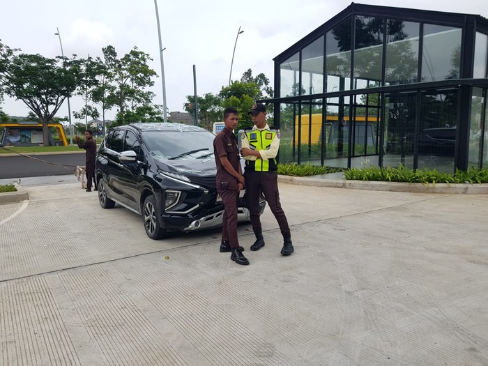 Kondisi TKP usai kecelakaan Xpander tabrak Porsche di showroom Ivans Motor (dok Polres Metro Tangerang Kota)