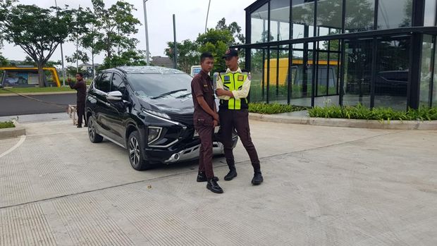 Kondisi TKP usai kecelakaan Xpander tabrak Porsche di showroom Ivan's Motor (dok Polres Metro Tangerang Kota)