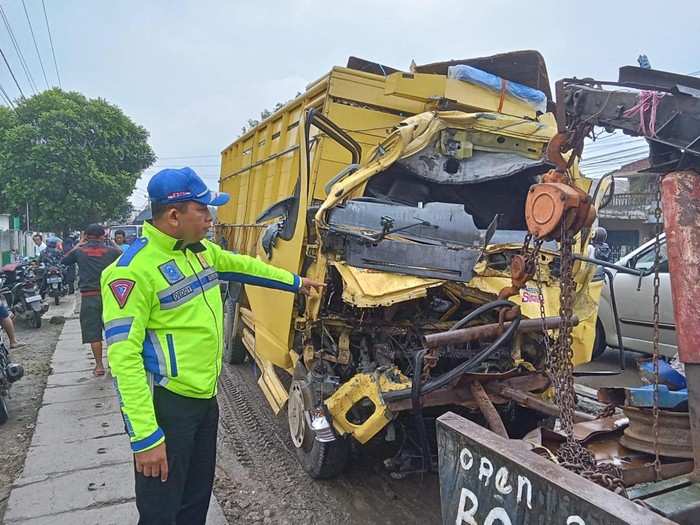 Kondisi truk yang mengalami kecelakaan adu banteng di jalan Jatilawang-Rawalo, Jatilawang, Kabupaten Banyumas, Jumat (15/3/2024) pagi.