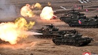Demonstrasi militer kali ini digelar untuk melihat kemampuan kru tank saat dihadapkan dengan kondisi perang.  