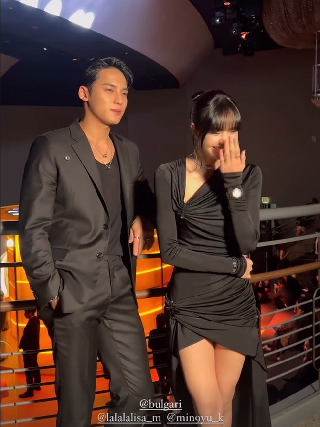 Gaun hadir dengan aksen wraped drapery serta garis leher asimetris berdetail stud. Foto: Instagram @harpersbazaarkorea