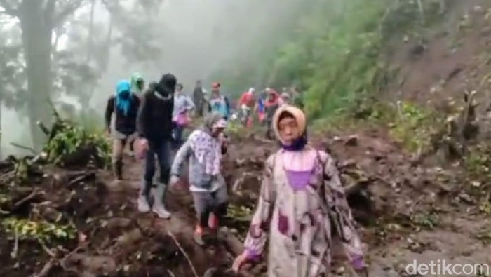 Longsor di akses jalan menuju Ijen Bondowoso
