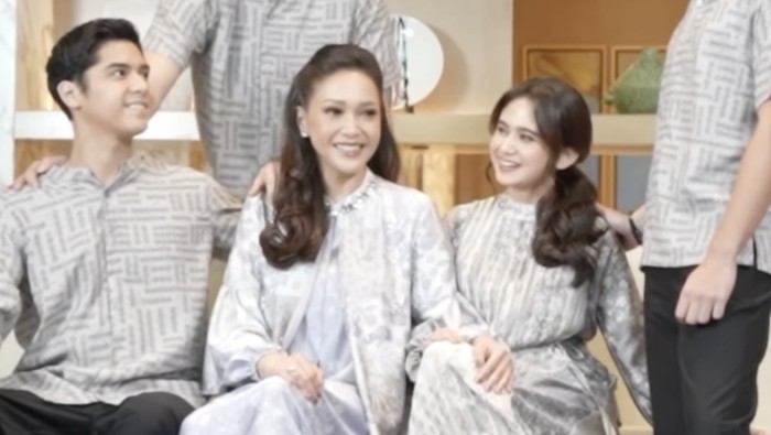 Maia Estianty dan Tissa Biani fotop krluarga bareng.