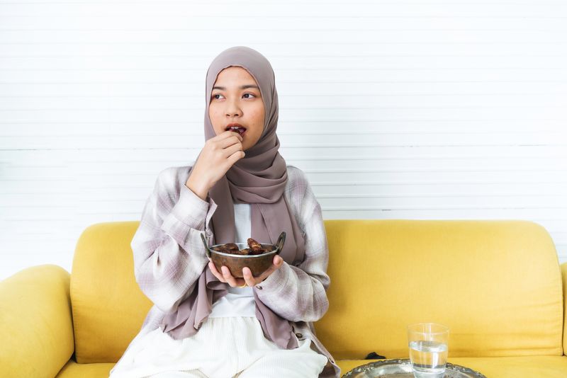 makan kurma