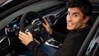 Senyum semringah terpancar saat berada di balik kemudi Audi RS 6 Foto: Audi