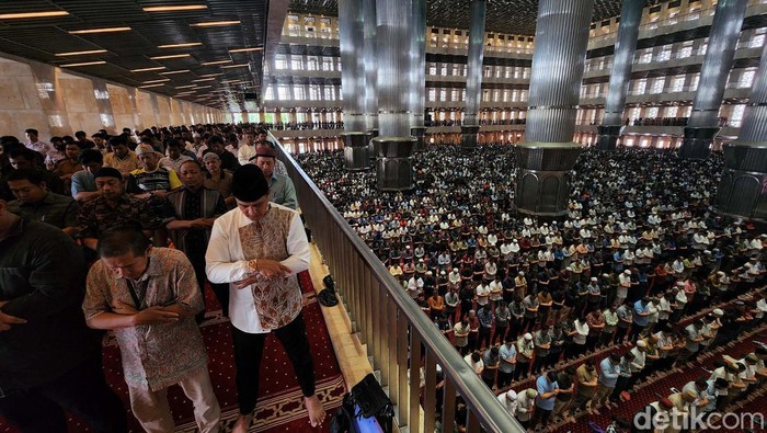 Umat Muslim melakukan salat Jumat berjamaah di Masjid Istiqlal, Jl Katedral, Jakarta Pusat, Jumat (15/3/2024). Jumat ini merupakan pekan pertama pada Ramadan 1445 Hijriyah.