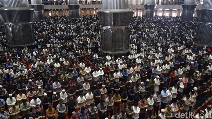 Umat Muslim melakukan salat Jumat berjamaah di Masjid Istiqlal, Jl Katedral, Jakarta Pusat, Jumat (15/3/2024). Jumat ini merupakan pekan pertama pada Ramadan 1445 Hijriyah.