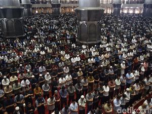 Shaf Pertama Terputus karena Tiang, Apakah Tetap Terhitung Satu Shaf?