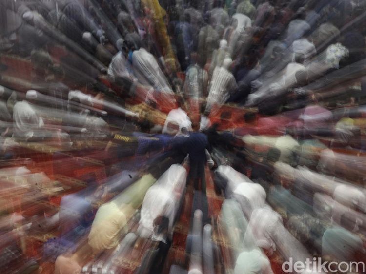 Masjid Istiqlal Penuh Saat Salat Jumat Perdana di Ramadan 1445 H