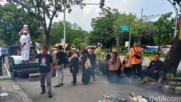 Massa aksi tuntut hak angket di DPRD Solo, Jumat (15/3/2024).