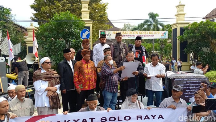 Massa aksi tuntut hak angket di DPRD Solo, Jumat (15/3/2024).