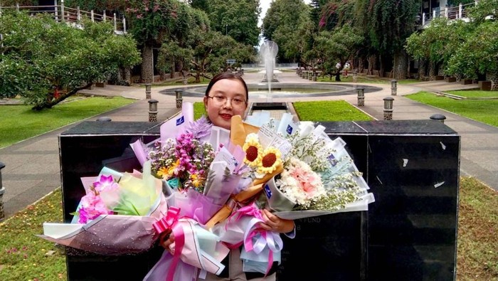 Melly saat merayakan kelulusannya