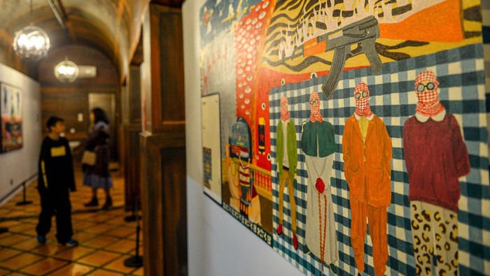 Mengunjungi Pameran Seni Rupa Islami di Bandung Pengunjung mengamati karya seni pada pameran bertajuk Bulan Terbit di Grey Art Gallery, Bandung, Jawa Barat, Jumat (15/3/2024). Pameran tersebut menampilkan karya 75 seniman dari berbagai daerah di Indonesia yang menawarkan karya visual seni rupa Islami serta sebagai penanda perkembangan seni rupa Islami dan wujud toleransi antar umat beragama dalam menyajikan karya rupa dari ragam sudut pandang. ANTARA FOTO/Raisan Al Farisi/Spt.