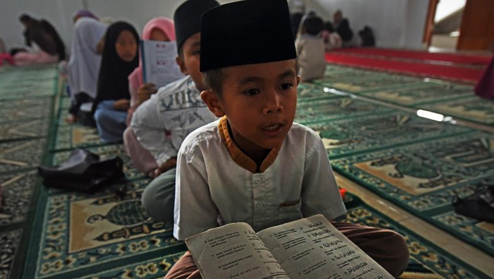 Menimba Ilmu Agama di Pesantren Kilat Ramadan Sejumlah anak belajar membaca Al Quran saat acara Pesantren Kilat Ramadhan di lingkungan Komunitas Rumah Quran Al Qodar Perumahan Widya Asri Kota Serang, Banten, Jumat (15/3/2024). Pesantren kilat yang digelar warga bekerja sama dengan DKM Masjid Nurul Iman tersebut merupakan bagian dari gerakan untuk memberantas buta huruf Al Quran. ANTARA FOTO/Asep Fathulrahman/aww.