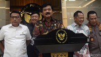 Menkopolhukam bersama Panglima TNI, Kapolri, Jaksa Agung, Mendagri dan Kepala BIN memberikan keterangan pers usai melakukan rapat koordinasi Pemantauan Perkembangan Situasi Pasca Pemungutan Suara dan Antisipasi Penetapan Hasil Suara Pemilu 2024 di Kemenko Polhukam, Jl Medan Merdeka Barat, Jakarta, Jumat (15/3/2024).