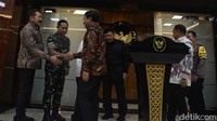 Adapun rapat koordinasi itu juga diikuti oleh Menteri Dalam Negeri (Mendagri) Tito Karnavian, Panglima TNI Jenderal Agus Subiyanto, Kapolri Jenderal Listyo Sigit Prabowo, Jaksa Agung ST Burhanuddin. Kepala Staf Presiden (KSP) Moeldoko, Kepala BIN Budi Gunawan, Kabaintelkam Komjen Suntana dan Asisten Operasi (Asops) Kapolri Irjen Verdianto Iskandar Bitticaca juga mengikuti rapat tersebut.