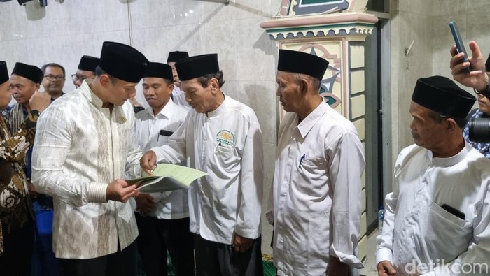 Menteri ATR/Kepala BPN Agus Harimurti Yudhoyono saat memberikan sertifikat tanah wakaf kepada pengurus masjid di Surabaya.