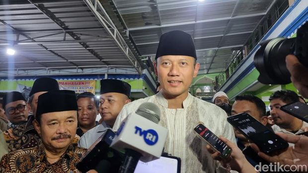 Menteri ATR/Kepala BPN Agus Harimurti Yudhoyono saat memberikan sertifikat tanah wakaf kepada pengurus masjid di Surabaya.