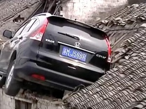 Bukan Motor Lagi, Mobil Juga Bisa Nyangkut di Atap Rumah