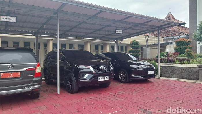 Mobil Kepala BKPSDM Majalengka Irfan Nur Alam (paling pojok kanan).