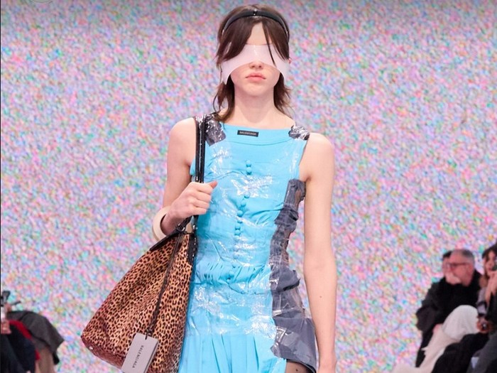 Model memakai gelang lakban Balenciaga di runway.