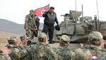 Momen Kim Jong-Un Kendarai Tank Baru Saat Latihan Militer Korut