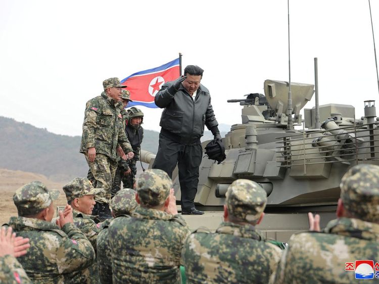 Momen Kim Jong-Un Kendarai Tank Baru Saat Latihan Militer Korut