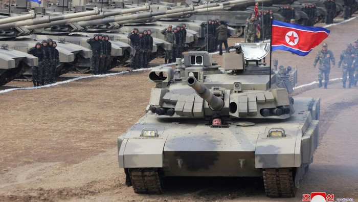 Momen Kim Jong-Un Kendarai Tank Baru Saat Latihan Militer Korut North Korean leader Kim Jong Un sits inside a tank during a military demonstration involving tank units, in North Korea, March 13, 2024 in this picture released on March 14, 2024, by the Korean Central News Agency. KCNA via REUTERS ATTENTION EDITORS - THIS IMAGE WAS PROVIDED BY A THIRD PARTY. REUTERS IS UNABLE TO INDEPENDENTLY VERIFY THIS IMAGE. NO THIRD PARTY SALES. SOUTH KOREA OUT. NO COMMERCIAL OR EDITORIAL SALES IN SOUTH KOREA. TPX IMAGES OF THE DAY