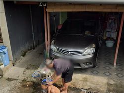 Lagi Apes, Aksi Kocak Ini Terekam Google Street View