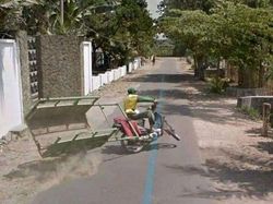 Lagi Apes, Aksi Kocak Ini Terekam Google Street View