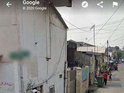Lagi Apes, Aksi Kocak Ini Terekam Google Street View