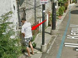 Lagi Apes, Aksi Kocak Ini Terekam Google Street View