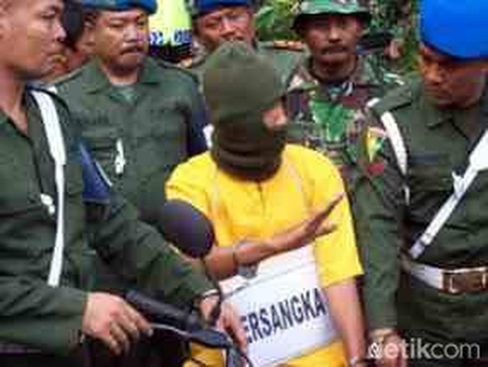 NM semasa hidupnya saat menjalani rekonstruksi pembunuhan dan mutilasi Hartono di Tiris, Probolinggo
