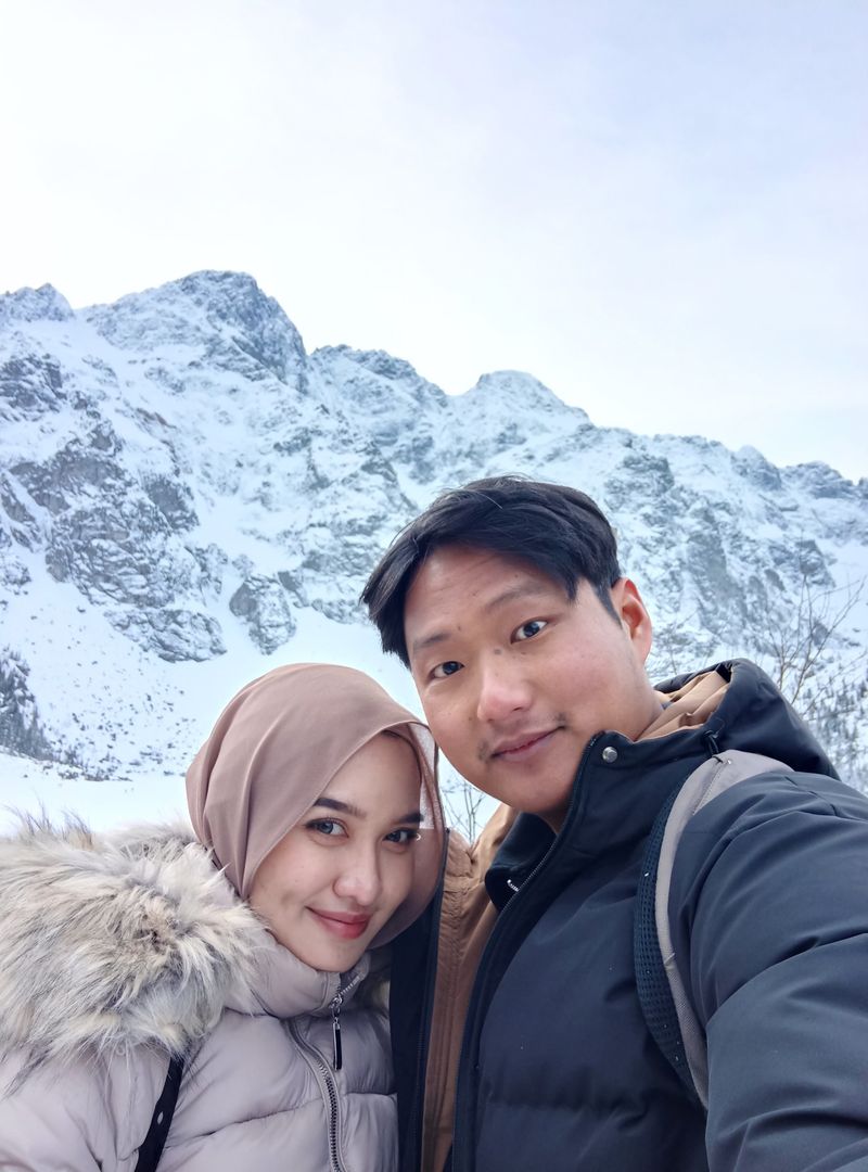 Mahasiswa RI S3 di Polandia, Nugraha Akbar Nurrochmat dan istri.