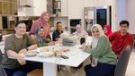 Masya Allah! Momen Oki Setiana Dewi Makan Bareng PPI hingga Keluarga