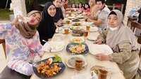 Makan malam bersama keluarga juga rutin dilakukan dirinya. Menu-menu sederhana dan kental akan nuansa rumahan dipilih Oki untuk menikmati waktu bersama keluarga. Foto: Instagram/okisetianadewi