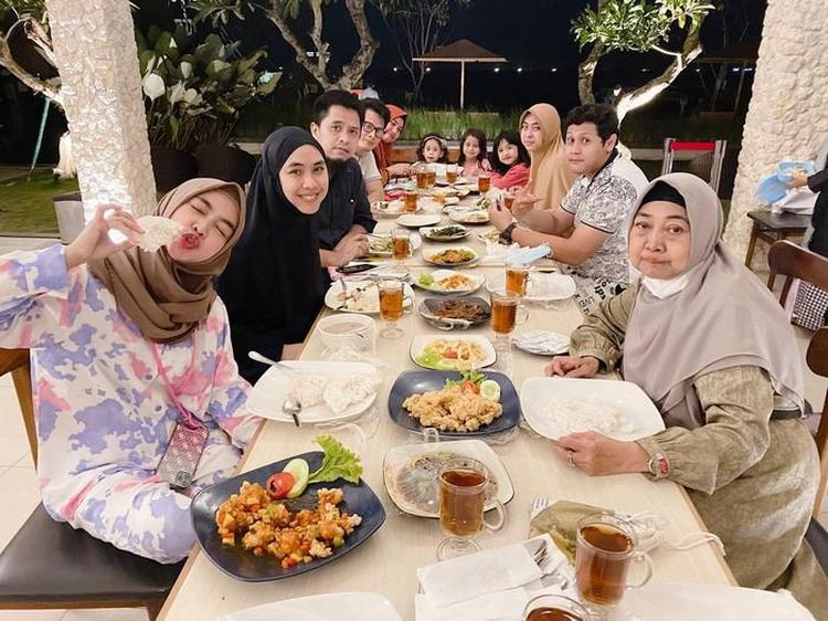 Masya Allah! Momen Oki Setiana Dewi Makan Bareng PPI hingga Keluarga