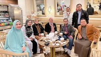 Keluarga dan kerabat dekat menjadi sosok yang paling diprioritaskan oleh ustadzah ini. Sekadar jamuan untuk minum kopi bersama didatanginya guna menjalin silaturahmi. Foto: Instagram/okisetianadewi