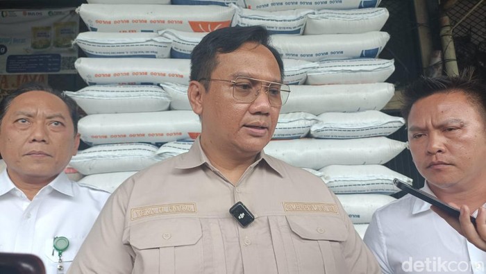 Anggota Ombudsman Yeka Hendra Fatika  mengunjungi Pasar Induk Beras Cipinang (PIBC), Jakarta Timur, pada Jumat (15/3).