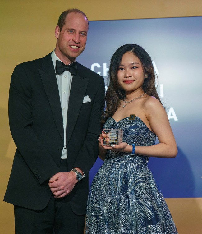 Pada acara Diana Legacy Award ini, Pangeran William memberikan penghargaan pada anak-anak muda dari seluruh dunia yang menginspirasi. Salah satunya pada wanita asal Indonesia, Chiara Riyanti Hutapea Zhang, yang kerap membuat essai tentang bagaimana menemukan solusi ekonomi terhadap masalah sosial. Foto: Getty Images, Reuters