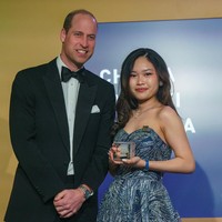 Pada acara Diana Legacy Award ini, Pangeran William memberikan penghargaan pada anak-anak muda dari seluruh dunia yang menginspirasi. Salah satunya pada wanita asal Indonesia, Chiara Riyanti Hutapea Zhang, yang kerap membuat essai tentang bagaimana menemukan solusi ekonomi terhadap masalah sosial. Foto: Getty Images, Reuters