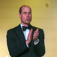Dalam pidatonya, Pangeran William menyebut nama Kate Middleton yang tak bisa ikut menemaninya menghadiri Diana Legacy Award. “Warisan ini adalah sesuatu yang baik, Catherine dan saya telah berusaha fokus melalui pekerjaan kami, seperti juga 50.000 pemuda yang telah menerima Diana Award selama 25 tahun terakhir,” ujar anak sulung Putri Diana dan Raja Charles itu. Foto: Getty Images, Reuters