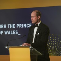 Pada acara Diana Legacy Awards, Pangeran William memberikan pidato yang menyentuh tentang ibunya, Putri Diana yang meninggal pada 1997. “Diana Legacy Awards malam ini sangat istimewa, karena ini menandai tahun peringatan ke-25, sebuah acara amal yang digelar untuk mencerminkan keyakinan ibu saya bahwa pemuda dapat mengubah dunia, katanya. Foto: Getty Images/WPA Pool