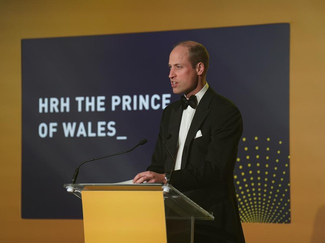 Pada acara Diana Legacy Awards, Pangeran William memberikan pidato yang menyentuh tentang ibunya, Putri Diana yang meninggal pada 1997. “Diana Legacy Awards malam ini sangat istimewa, karena ini menandai tahun peringatan ke-25, sebuah acara amal yang digelar untuk mencerminkan keyakinan ibu saya bahwa pemuda dapat mengubah dunia, katanya. Foto: Getty Images/WPA Pool