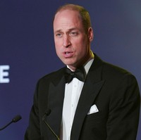 Saya tahu bahwa beliau akan merasa sangat terhormat melihat acara atas namanya ini, bisa memberikan inspirasi untuk memberdayakan pemuda dari segala penjuru dunia. Dia mengajari saya bahwa setiap orang memiliki potensi untuk memberi, bahwa setiap orang yang membutuhkan layak mendapat bantuan dalam hidup,” tutur Pangeran William dalam pidatonya. Foto: Getty Images, Reuters