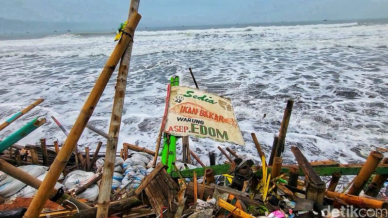 Pantai Cirepus yang berantakan usai dihantam rob.