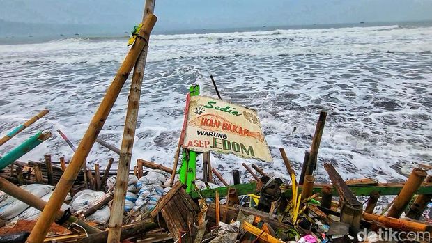 Pantai Cirepus yang berantakan usai dihantam rob.