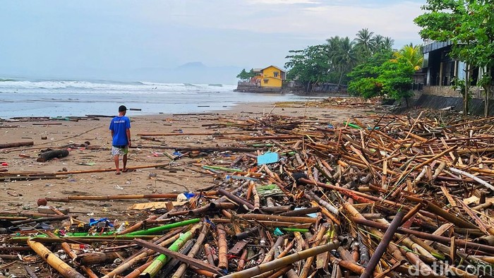 Pantai Cirepus yang berantakan usai dihantam rob.